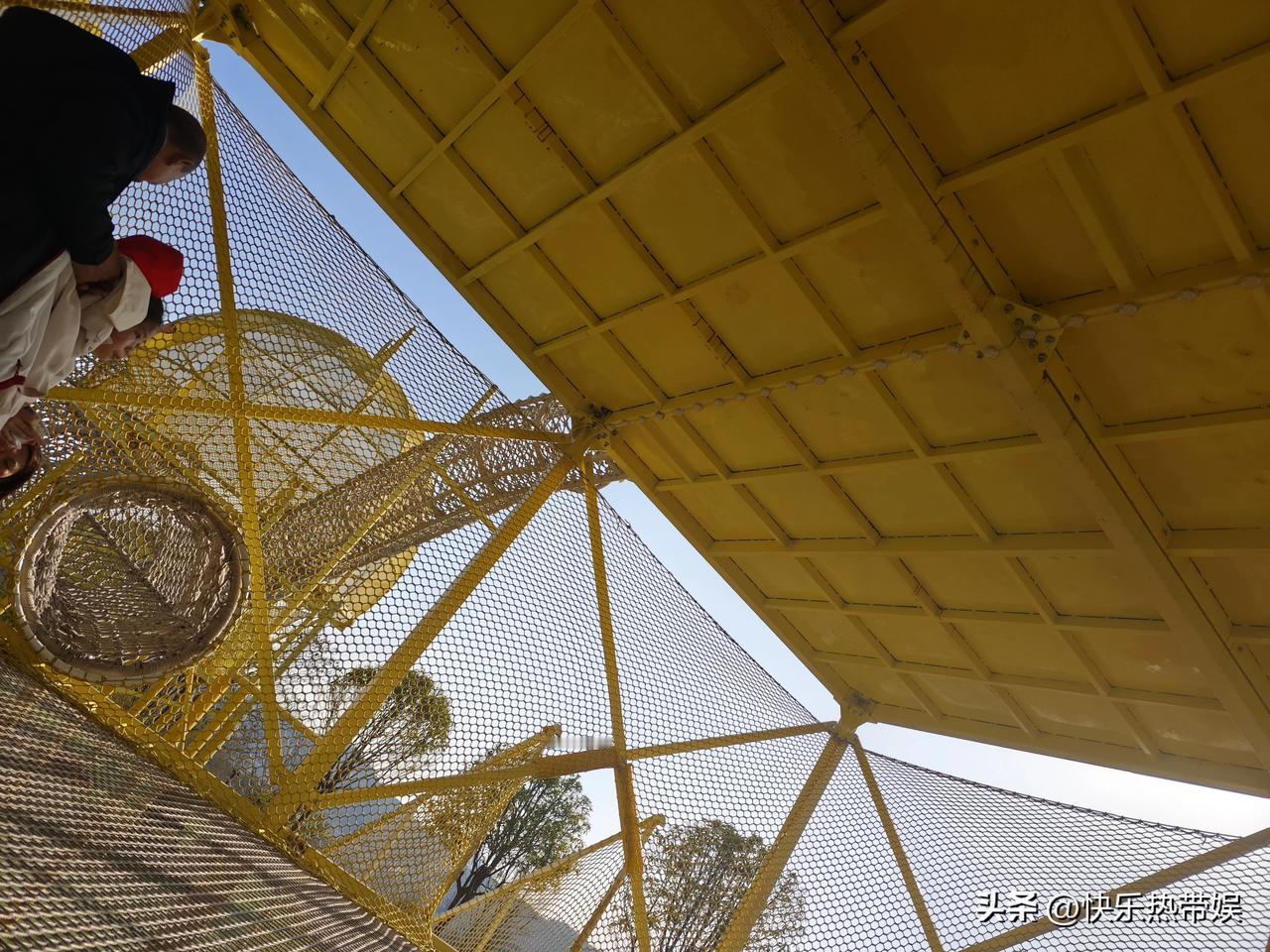 小朋友的游乐园，已经玩儿了两天了
一开始我也跟着一起玩，但是精力确实赶不上8岁的