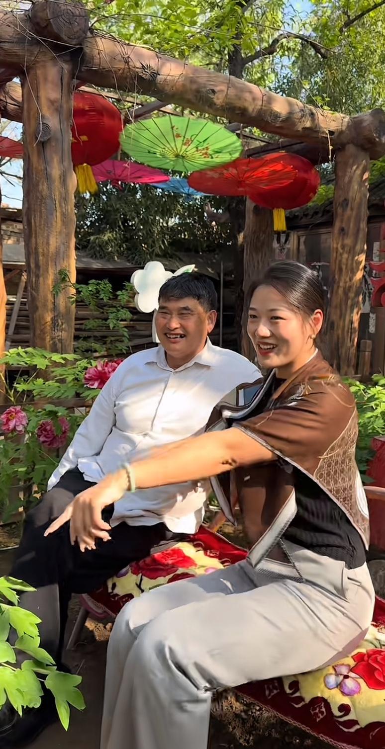 大衣哥的流量，谁都想蹭一把。
一位女徒弟在他跟前又唱又跳，又扭又翘，镜头怼得这么