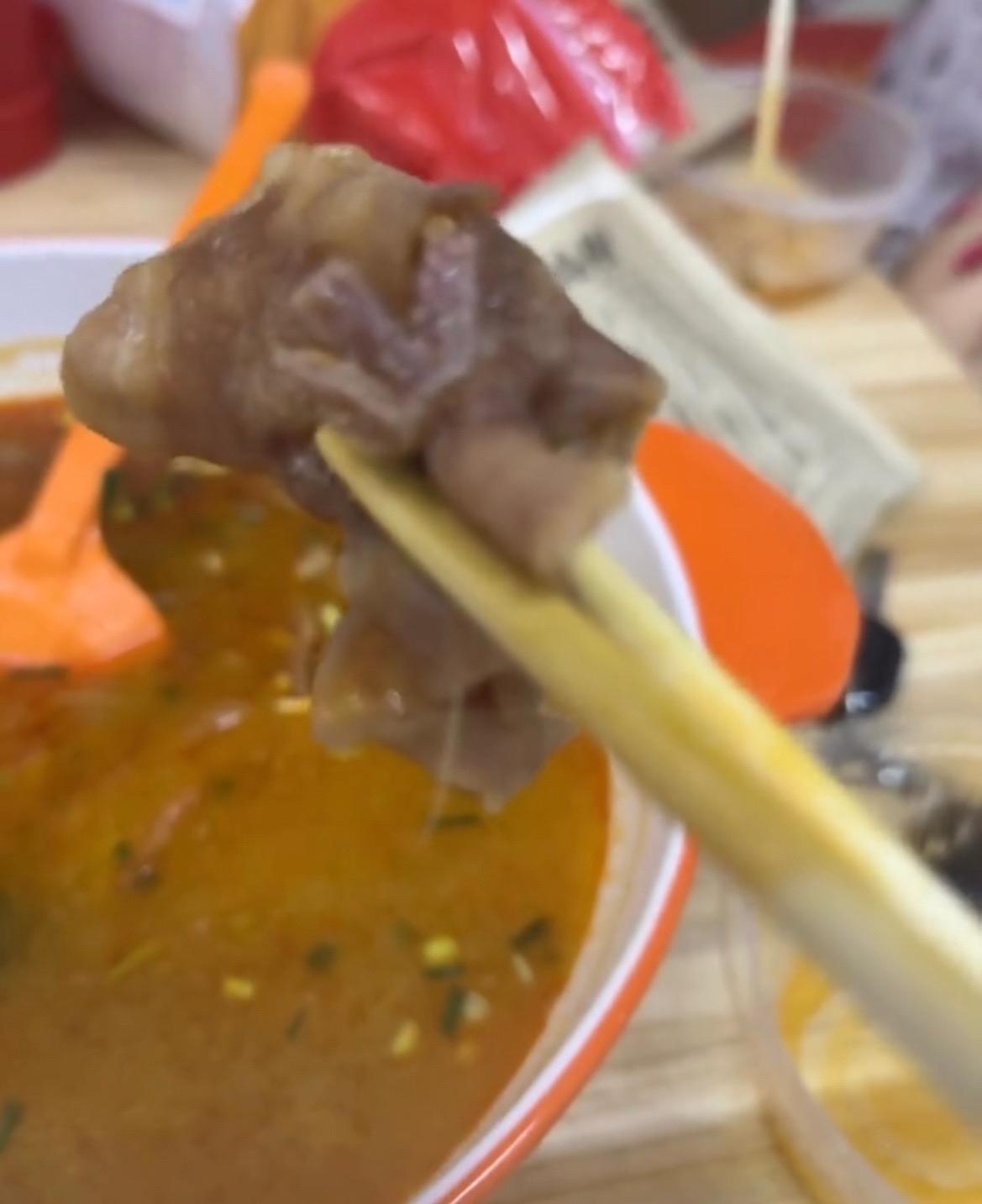 5月20日，网友反映：玉林乡镇一门店的麻辣烫发现有虫子，称重的时候还把盆里的水倒