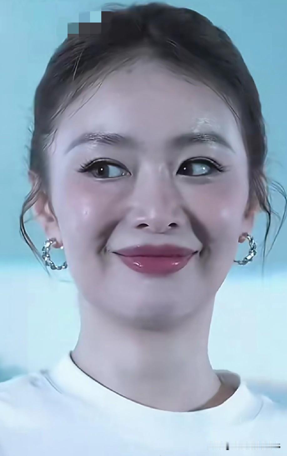 高叶凭借《狂飙》中“大嫂”一角深入人心，荧幕上的她干练凌厉，令人印象深刻。线下偶