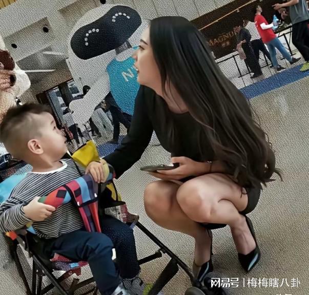 有个漂亮妈妈倍儿有面子！