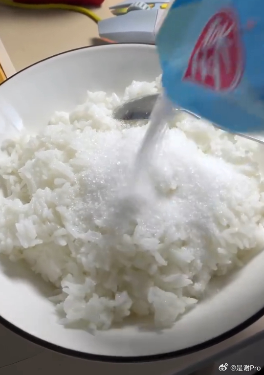 米饭拌白糖拿出个大木头锤子，打成年糕 