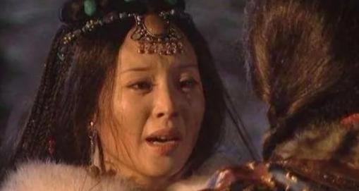 公元1635年，皇太极下令扒光亲姐姐莽古济的衣服，并且让刽子手处以凌迟极刑。每剐