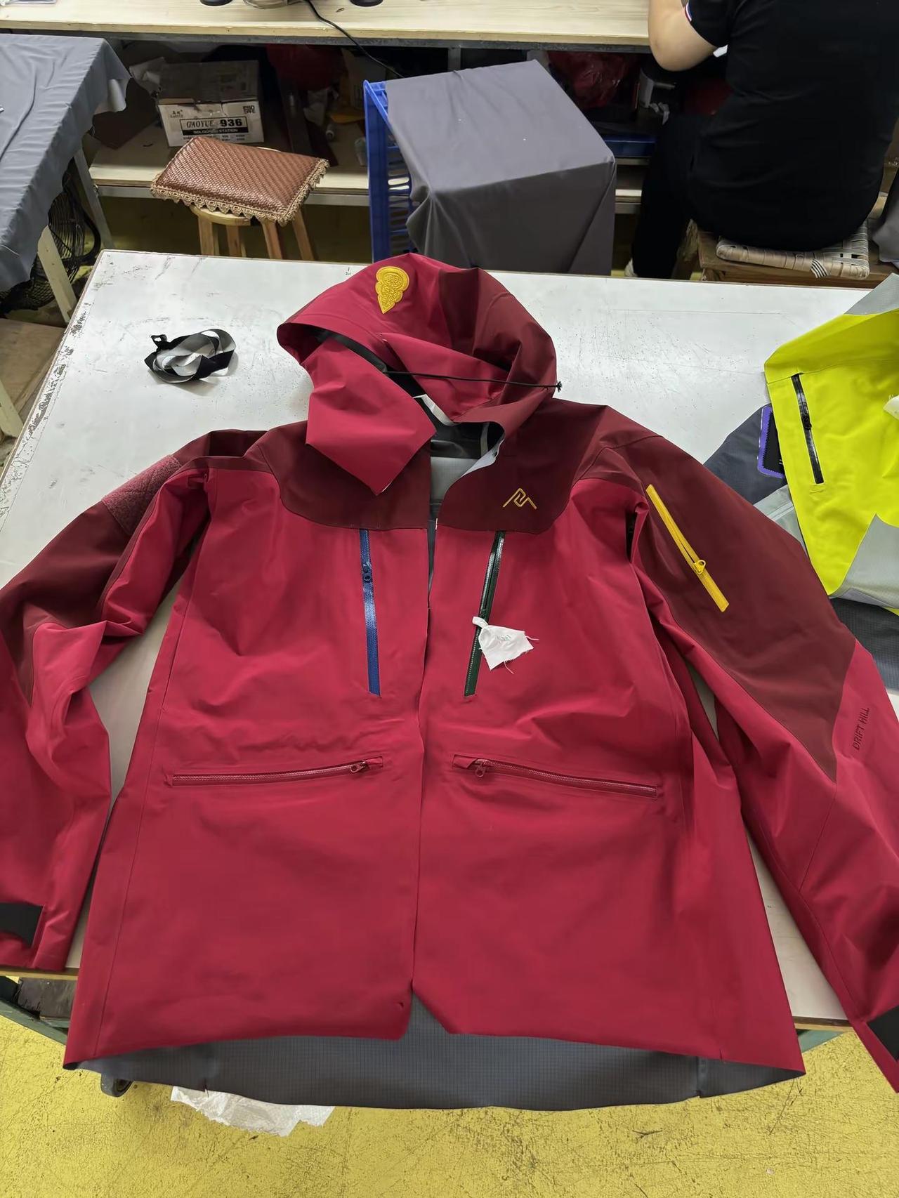 马年限定XPRO2冲锋衣半成品抢先看。配置没啥好说的，该有都有了，一步到位的大满