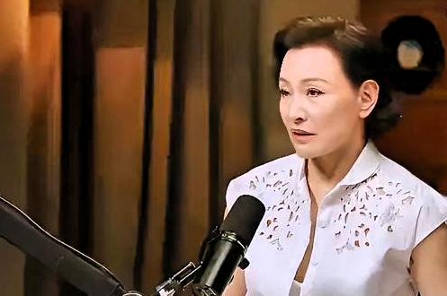 陈冲说婚姻有赌的成分，暂时赌对了，还补了一句：“还没过完呢。”

我跟你说，就这