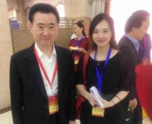 王健林带年薪100万的漂亮女秘书去参加饭局。饭局中王健林让女秘书去买瓶水，可是没