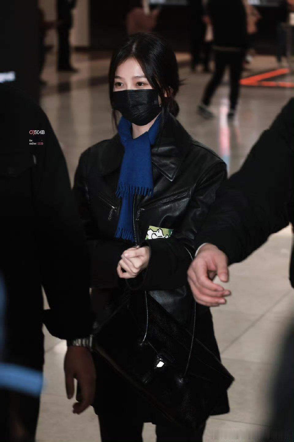 虞书欣出发韩国路透🈶 这个欣欣子穿的这么厚哇注意保暖姐姐 ​​​