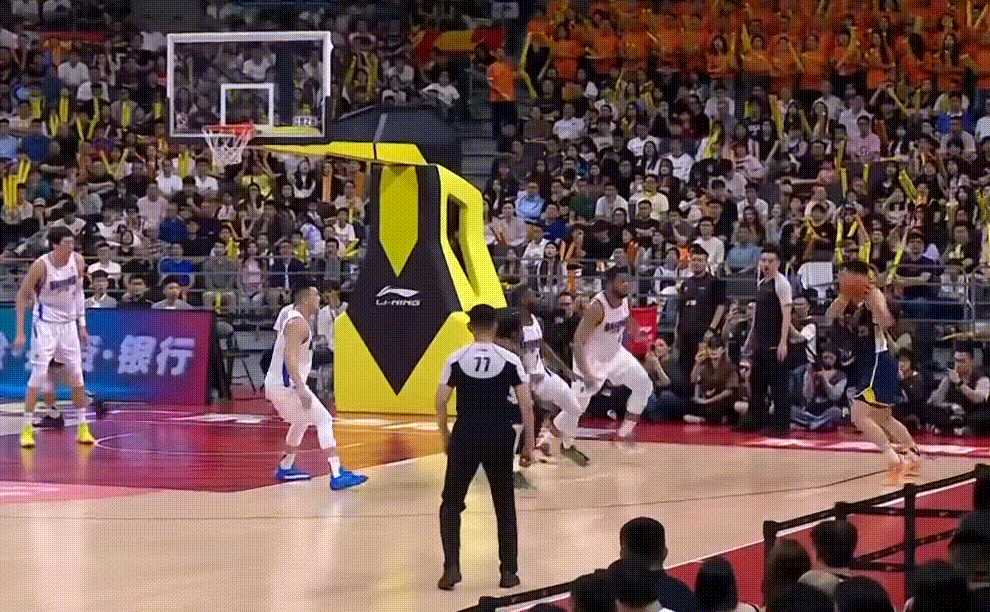 将功补过！张皓嘉命中压哨三分，广东队半场领先北京12分，继续保持！广东男篮vs北