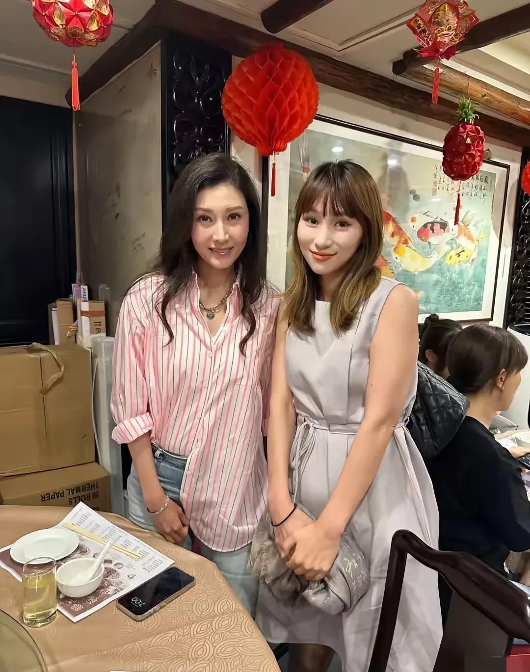 再美的港姐，也终究抵不过青春啊！

不得不赞叹，最美港姐李美女保养得相当不错，她