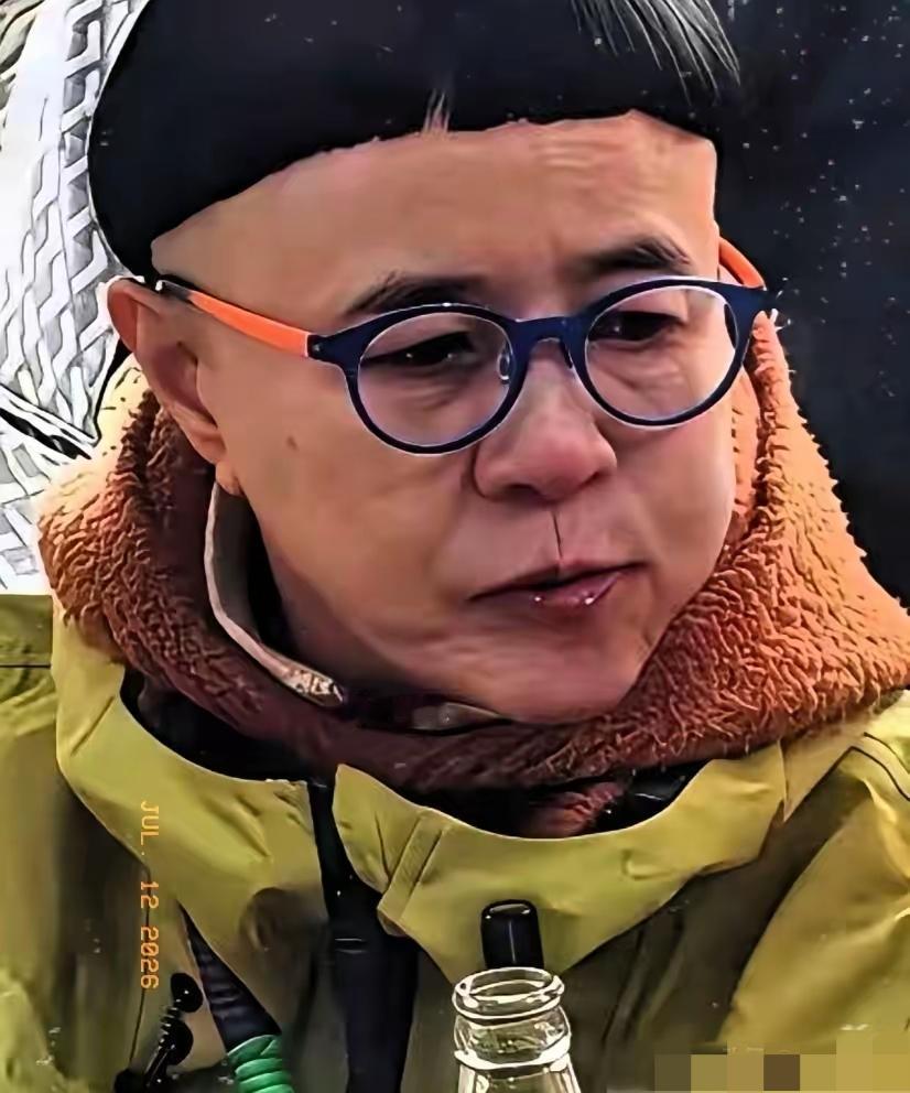 一个快六十岁的女人，捏着每个月8900块的退休金，居然买机票跨省去剪头发，只为剪