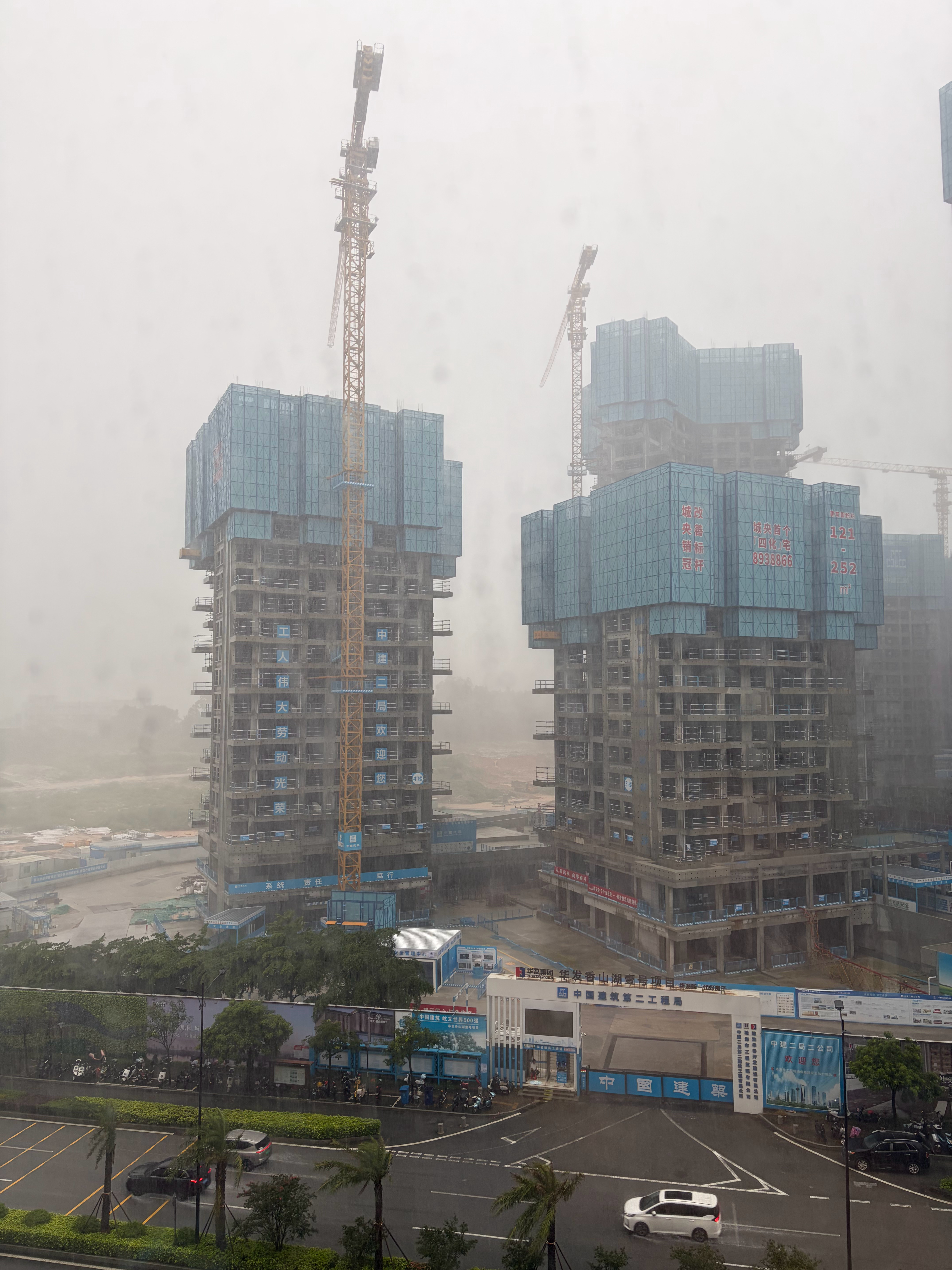 深圳暴雨何止深圳，珠三角都被暴雨笼罩，不仅下了一整夜，一大早的雨同落面条似的一条