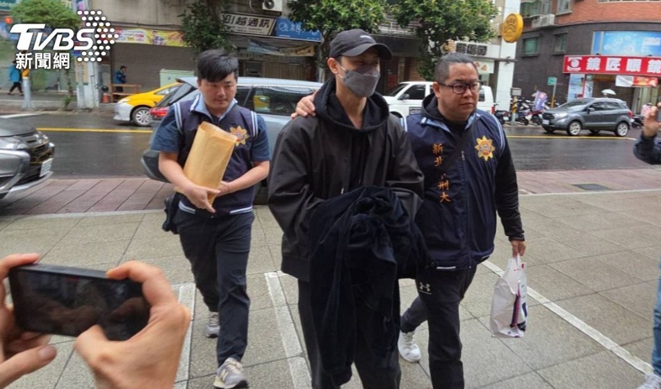 介入他人婚姻之后，王子因闪兵案遭到拘提 