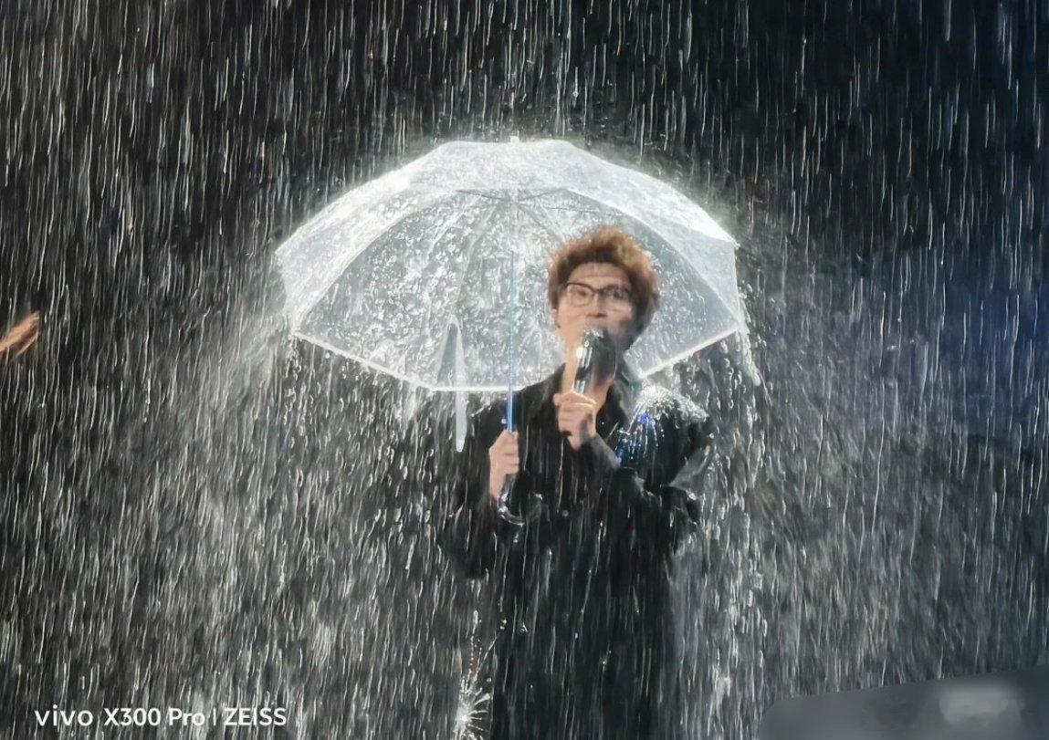 毛不易唱出寻常日子里的美好昨天北京暴雨，毛不易演唱会现场成了“水上乐园”。但最动