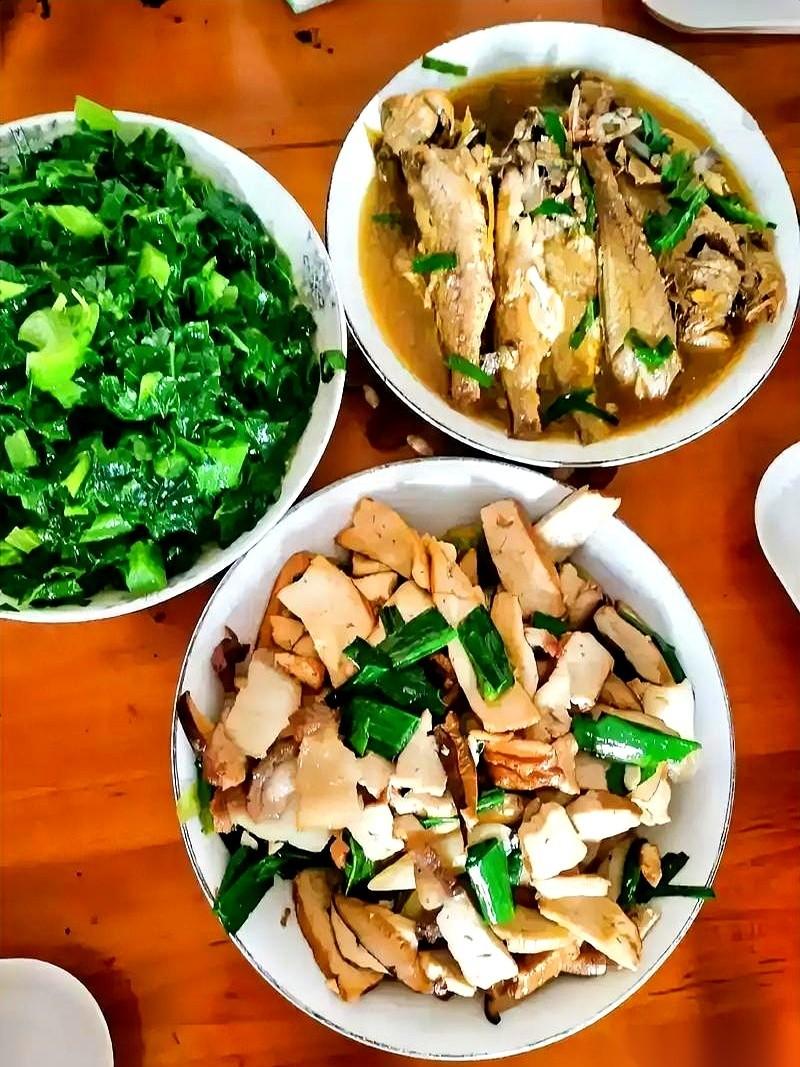我小姨给我妈画了个大饼：
去南京，一个月2000，就只管接送个孩子。
我妈心都飞
