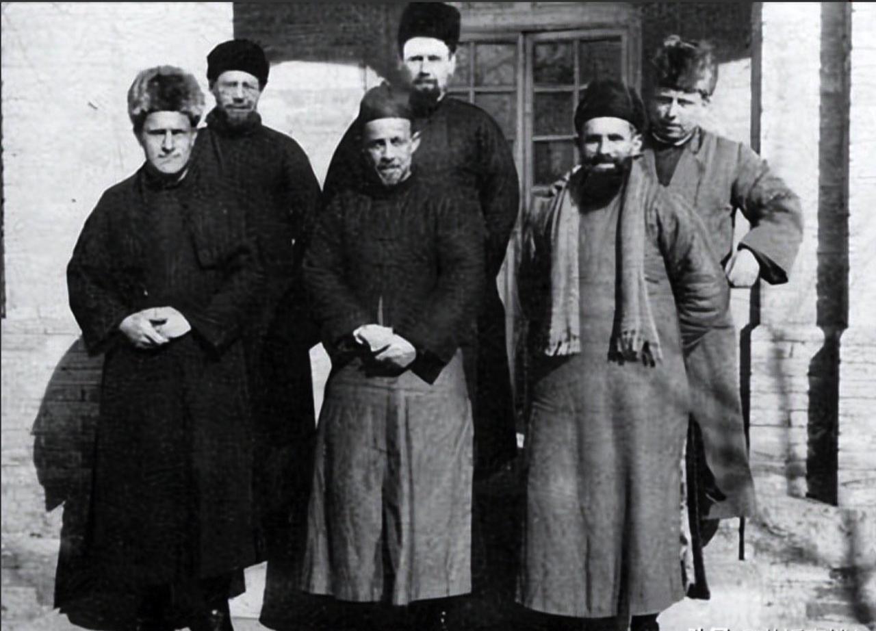 1950年，骑兵第五师侦察连，将300多名土匪围在山谷，连长下令：“准备射击！”