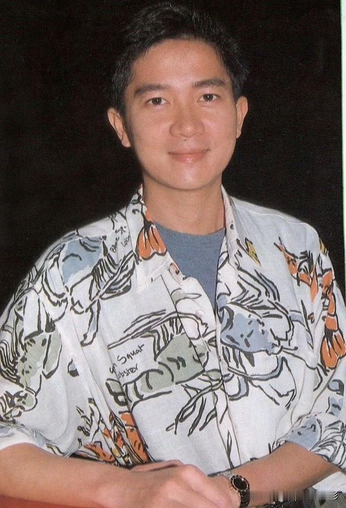 💜时尚王子丹尼穿搭look👇
三十年前的陈百强
早就把港风松弛感玩明白了
