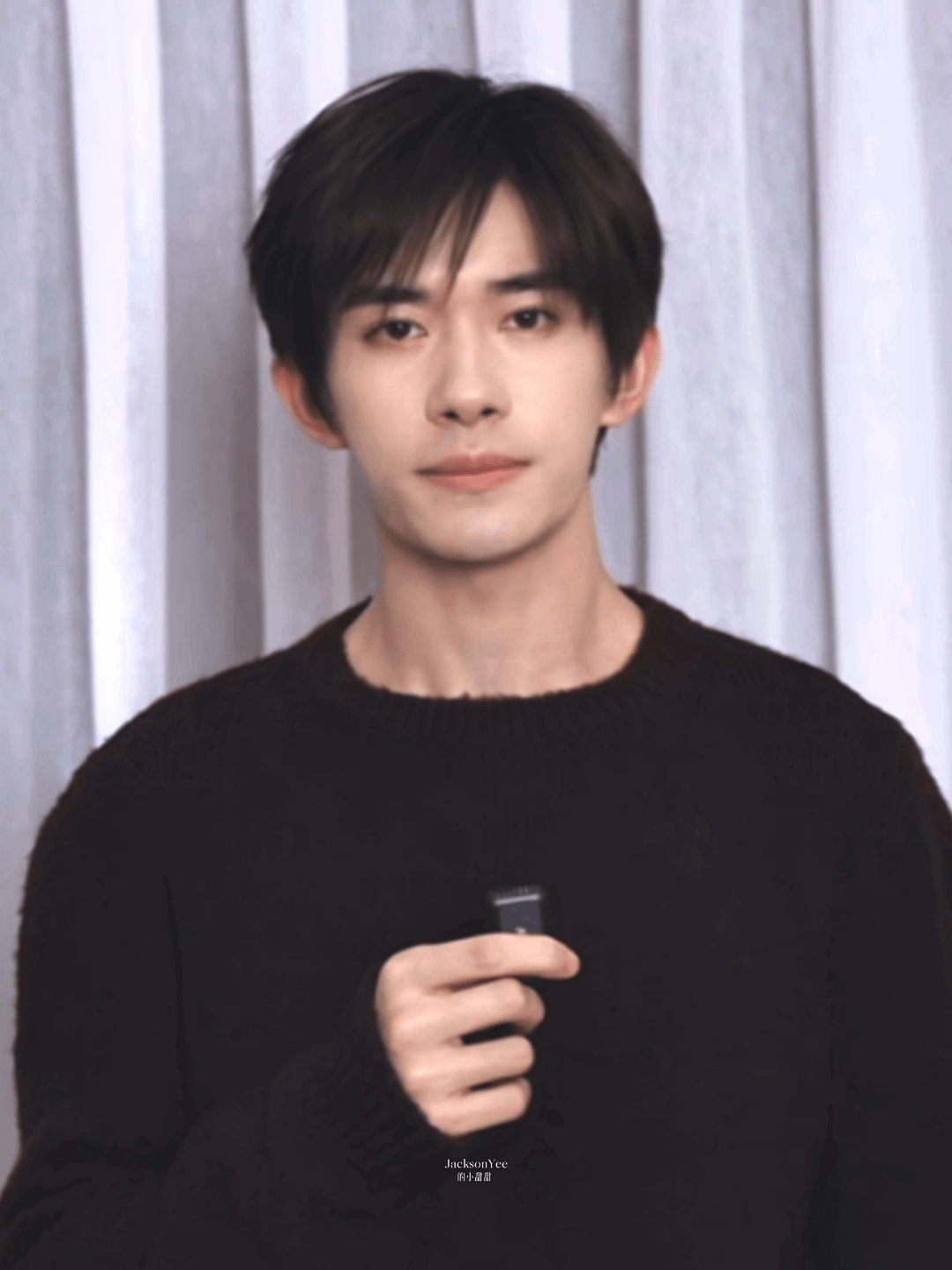 总觉得易烊千玺路演那会还有点肉，怎么几天不见脸又小了一圈