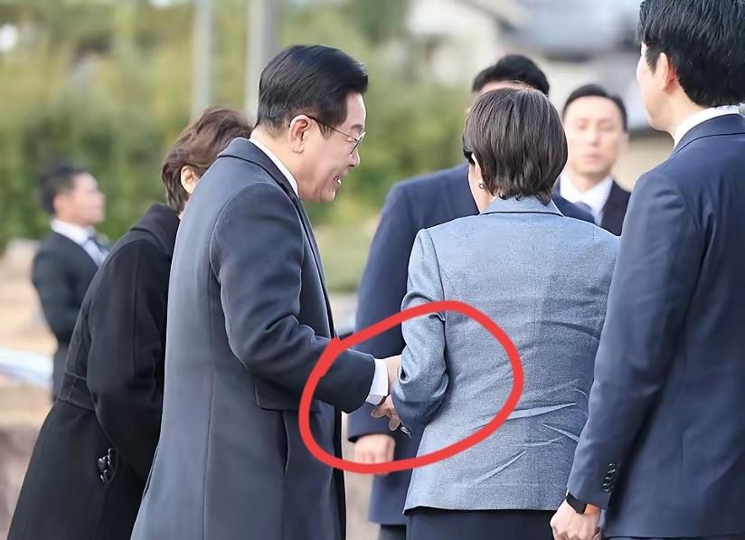 高市早苗，你这手是咋握的，你是不是抓住死活不放，还是暗中挠他手心儿啦？看你把李在