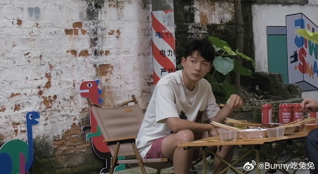 张晚意但愿人长久杀青vlog 张晚意的自然卷终于派上用场了漫不经心撸串的模样太有