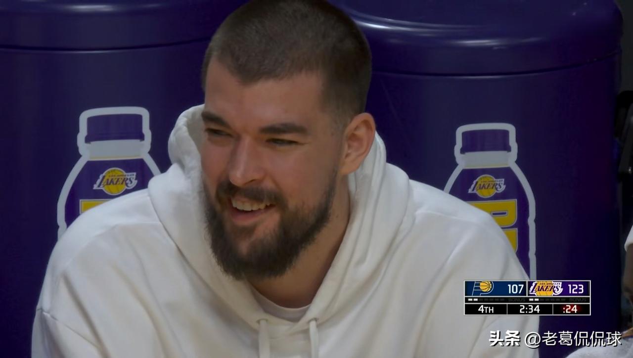 步行者新援祖巴茨真是毫无羞耻之心！在今天步行者客场挑战湖人的比赛中，当时比赛进行