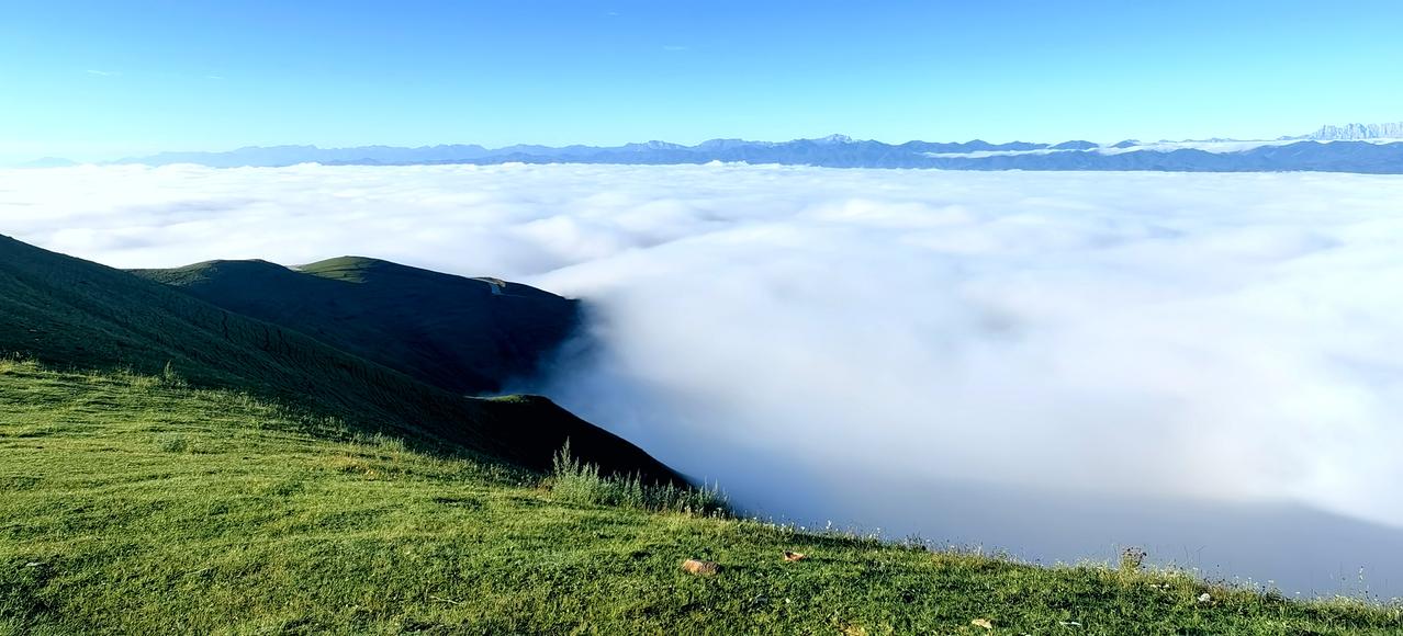 云海翻滚，山峦若隐若现。绝美随手拍天空 一山顶云海风光 自然云海 云海实拍秀