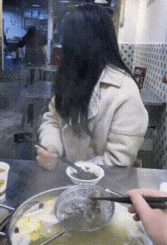 等会她接个闹钟就走了