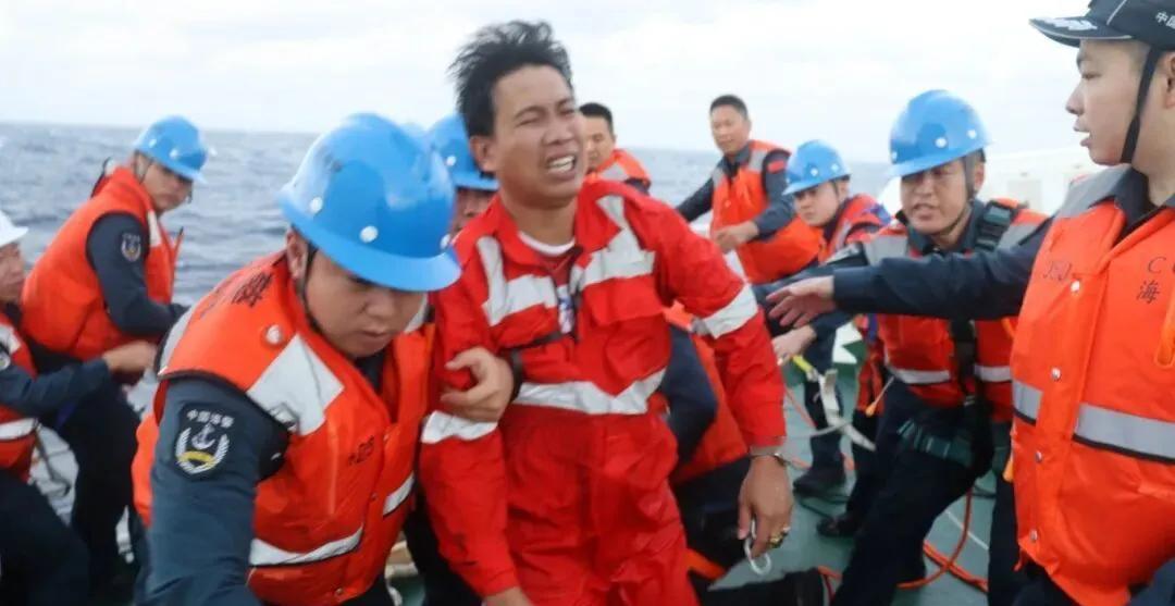 菲律宾货船翻船，我国海警热心营救，谁料，菲律宾转脸就宣布要在黄岩岛军演，还把黄岩