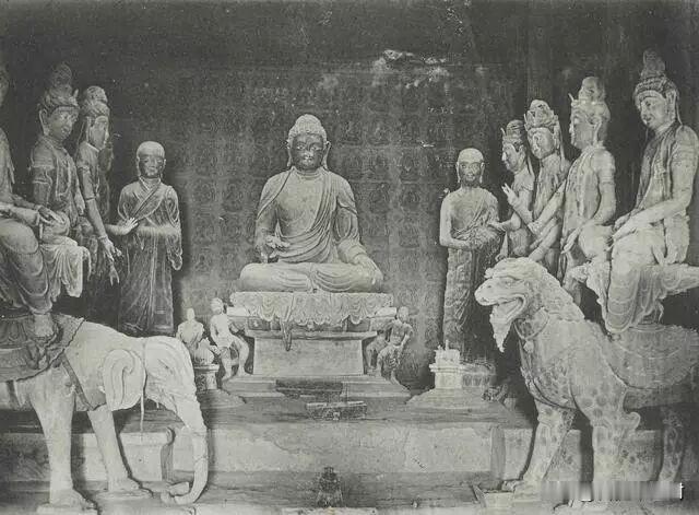 一张百年黑白旧照，莫高窟83窟华严三圣完整原貌。
 
1908年伯希和团队拍下这