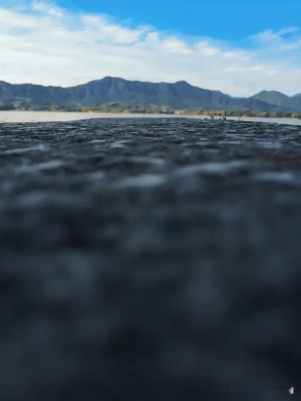 看到“三间茅屋”，我脑海里立马就浮现出“十字路口”这个下联。“三间”对“十字”，