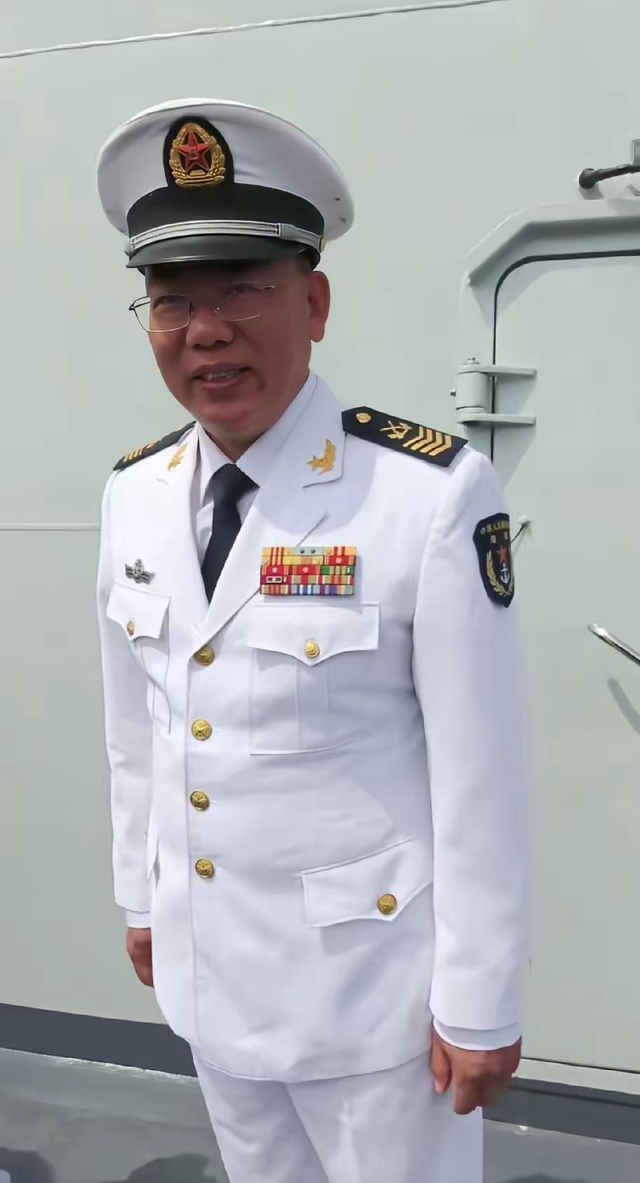 海军开放日现场的“兵王”，军龄28年，勋表五排，海军作为技术兵占比很大的部门，一