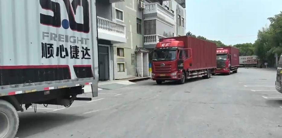 昨天跟几个做外贸的兄弟在一起，聊了下A股的情绪，他们觉得A股负能量太多了。外贸生
