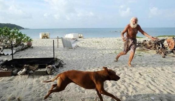 1962年，英国一男子相中一荒岛，发疯似地卖掉了房产来凑钱，当他把小岛收拾好，一