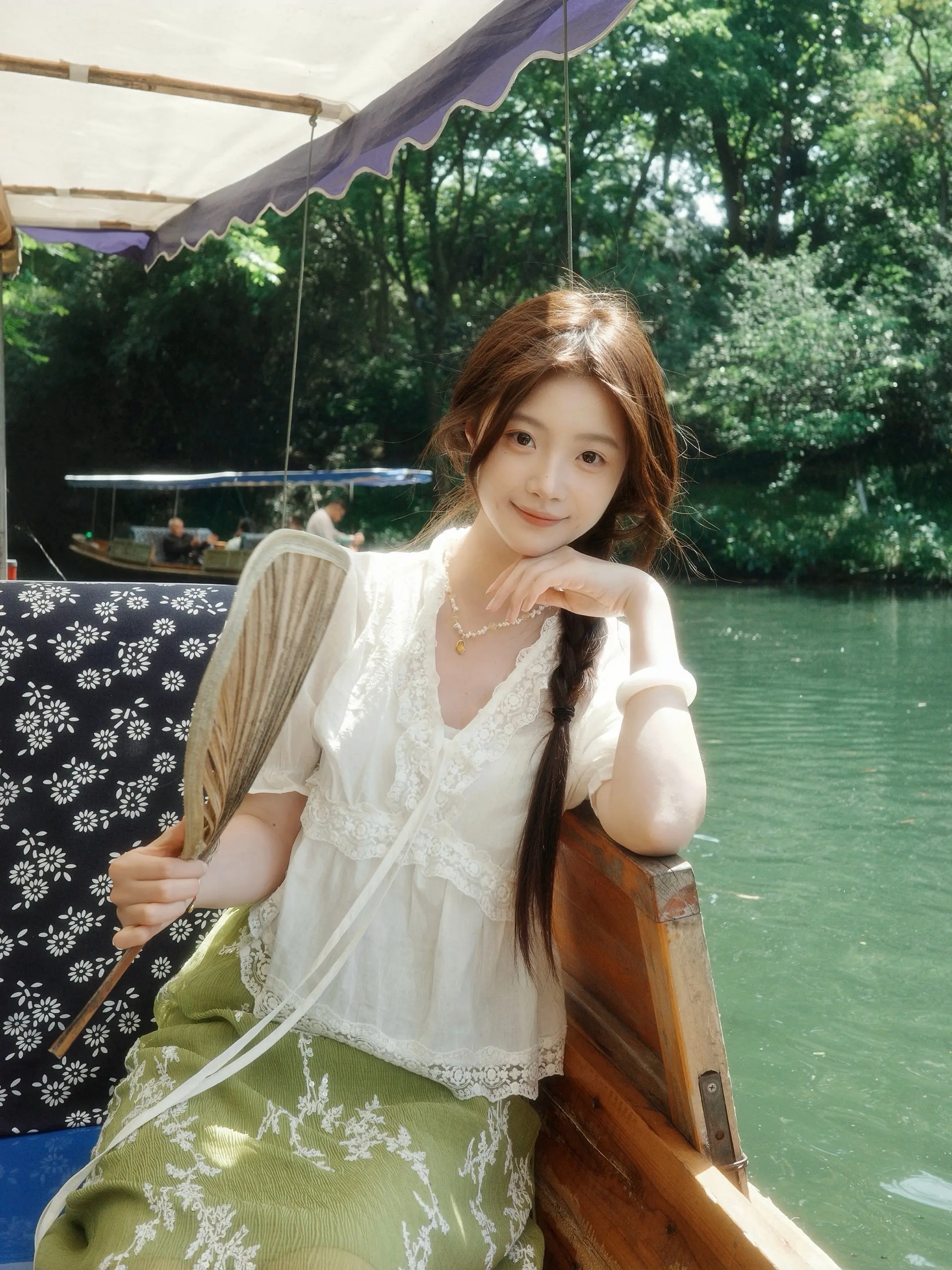 西湖纵然千般美 无你不过一潭水。