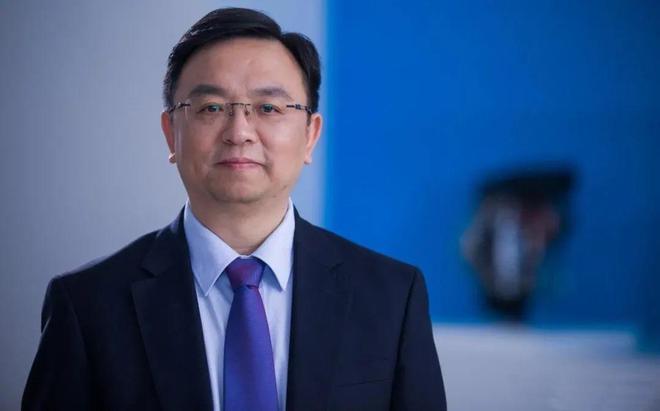 比亚迪老总王传福回忆，读高中回家拿生活费，嫂子张秀菊翻遍家里全部家当，身上就只剩