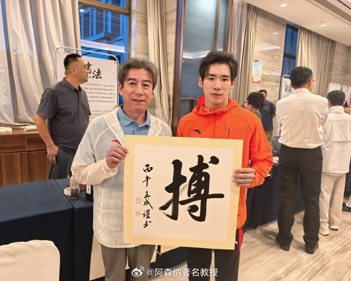 张博恒晒图总结亚锦赛张博恒说昂首挺胸继续等风来 更新社媒：昂首挺胸，要撑得住六枚