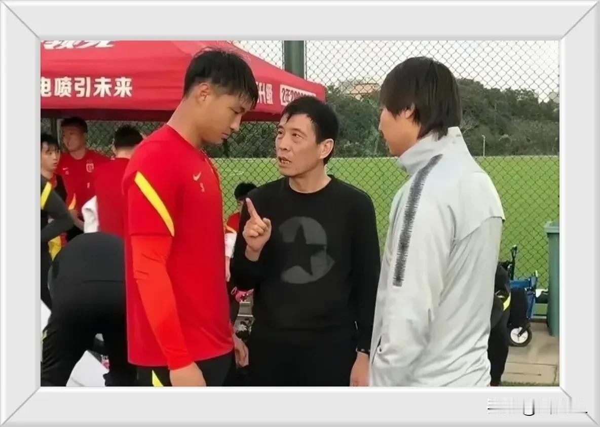 摄影师是预言家吧？这张图片应该是中国足坛最经典的三人同框了，当时被奉为中国足球“