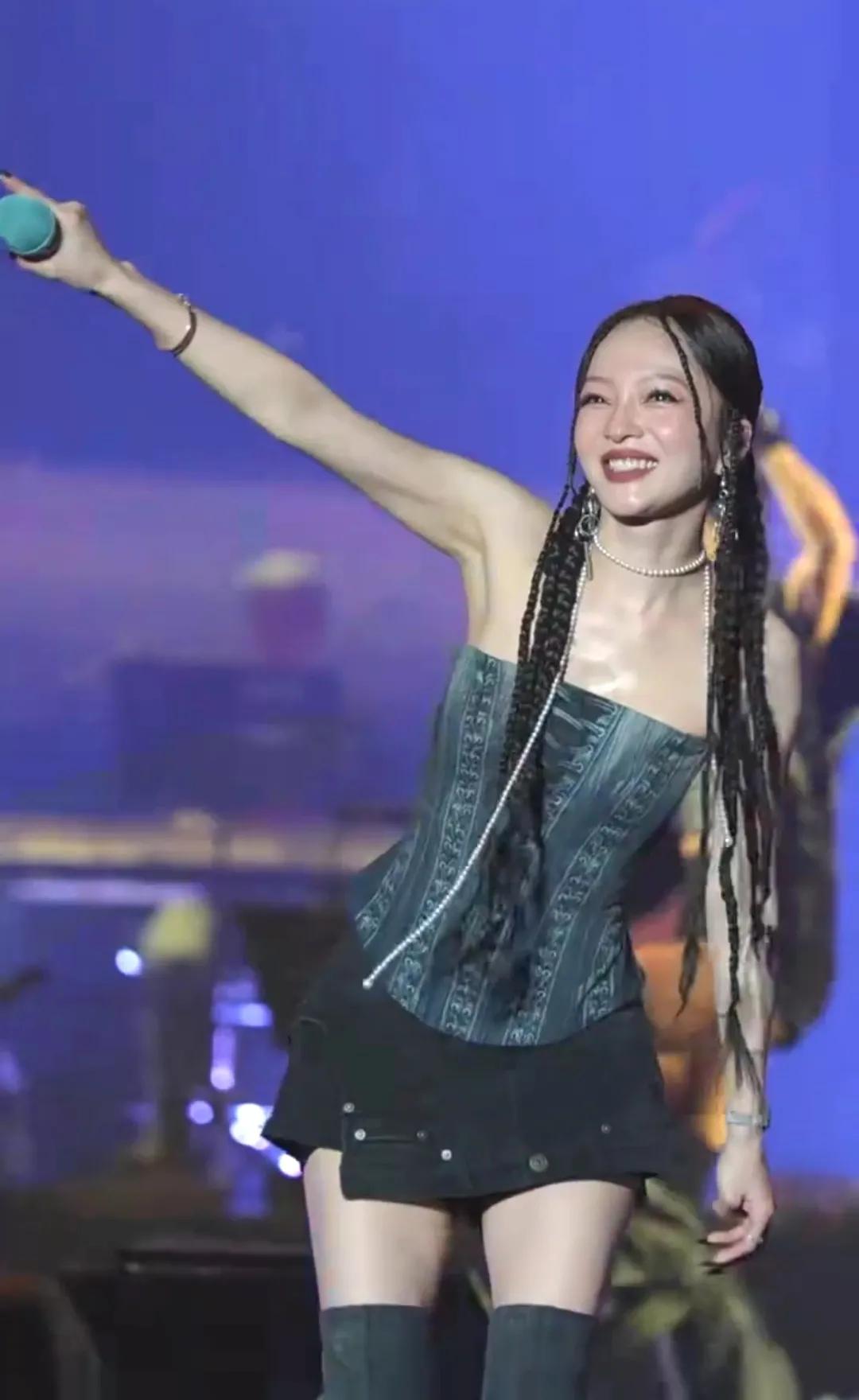 太神奇了，张韶涵是怎样少女到“大妈”随意转换的？

身材娇小，长相甜美是张韶涵大
