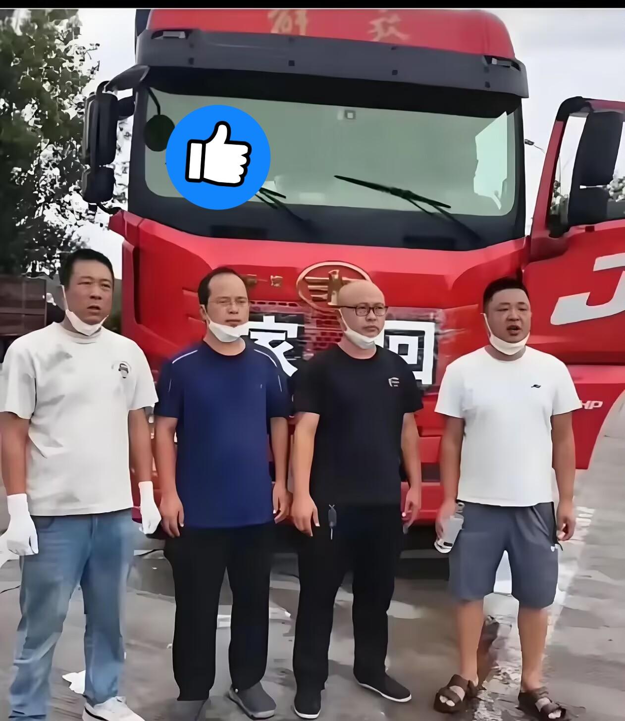 泪目了，陕西服务区，一辆货车停了三天没人动。工作人员打开门才发现，34岁司机早已