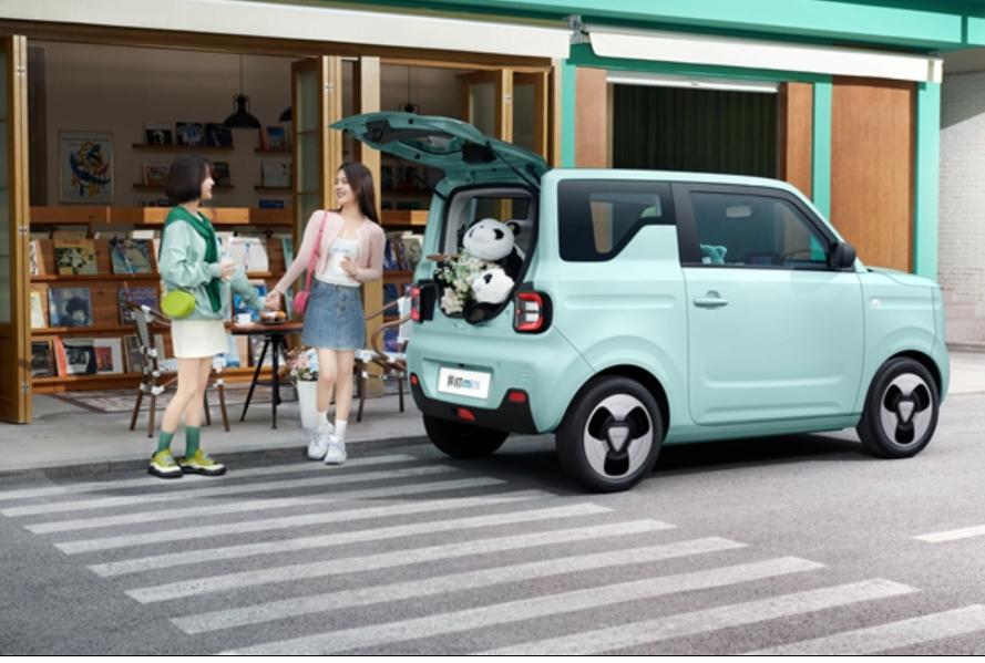 曾经月销 5 万的代步神车，现在直接卖不动了。5 万以下微型小车销量暴跌 55%