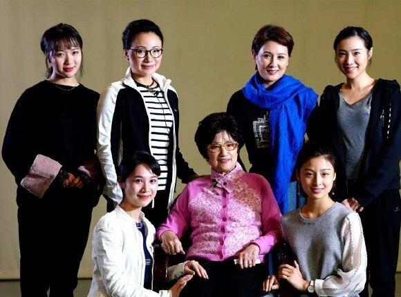 越剧大师王文娟和她的弟子以及再传弟子。
“当年春花一点红,今日满园笑春风。姐妹并