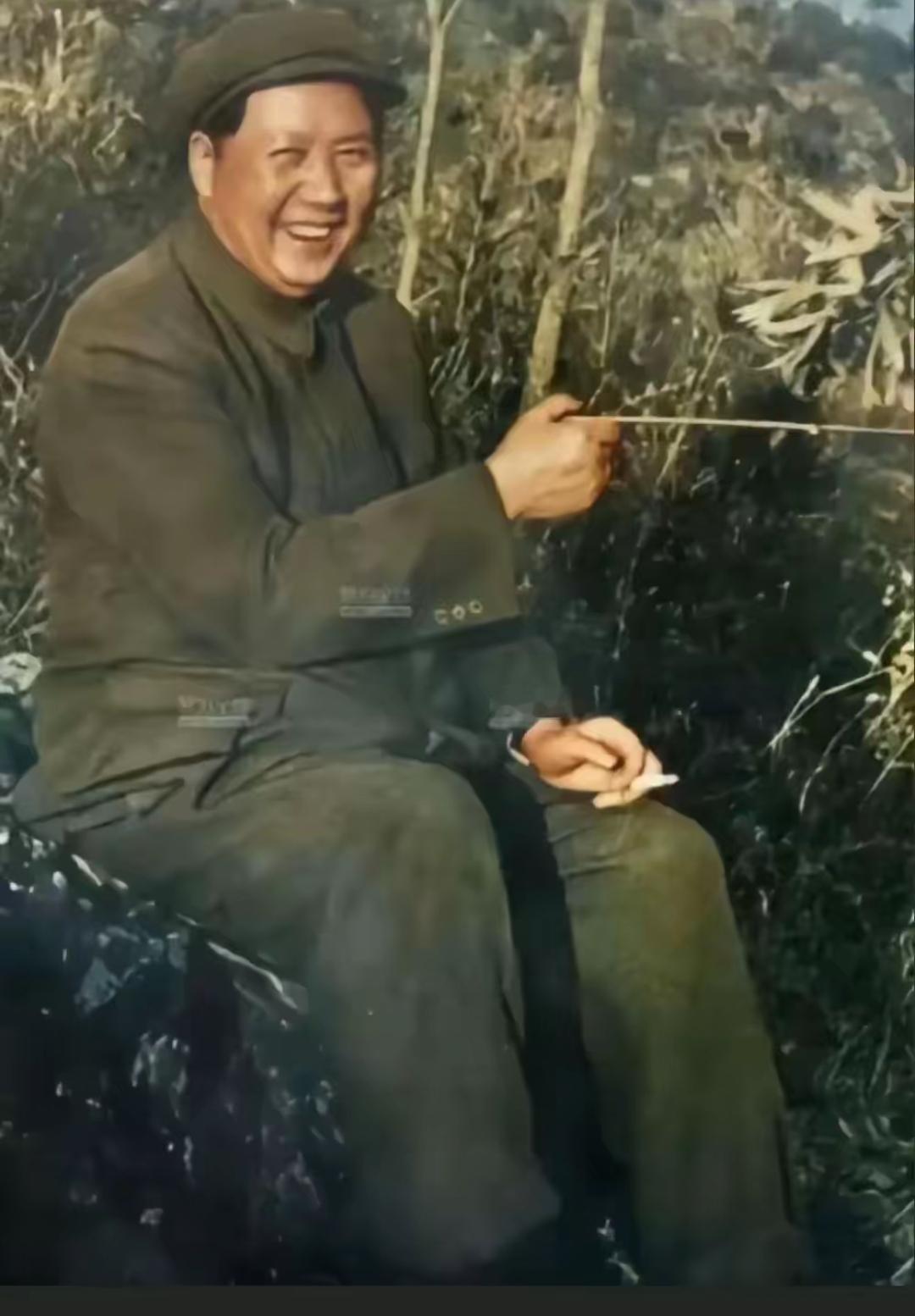 心系人民，
胸怀天下，
功高无我，
平凡伟大。