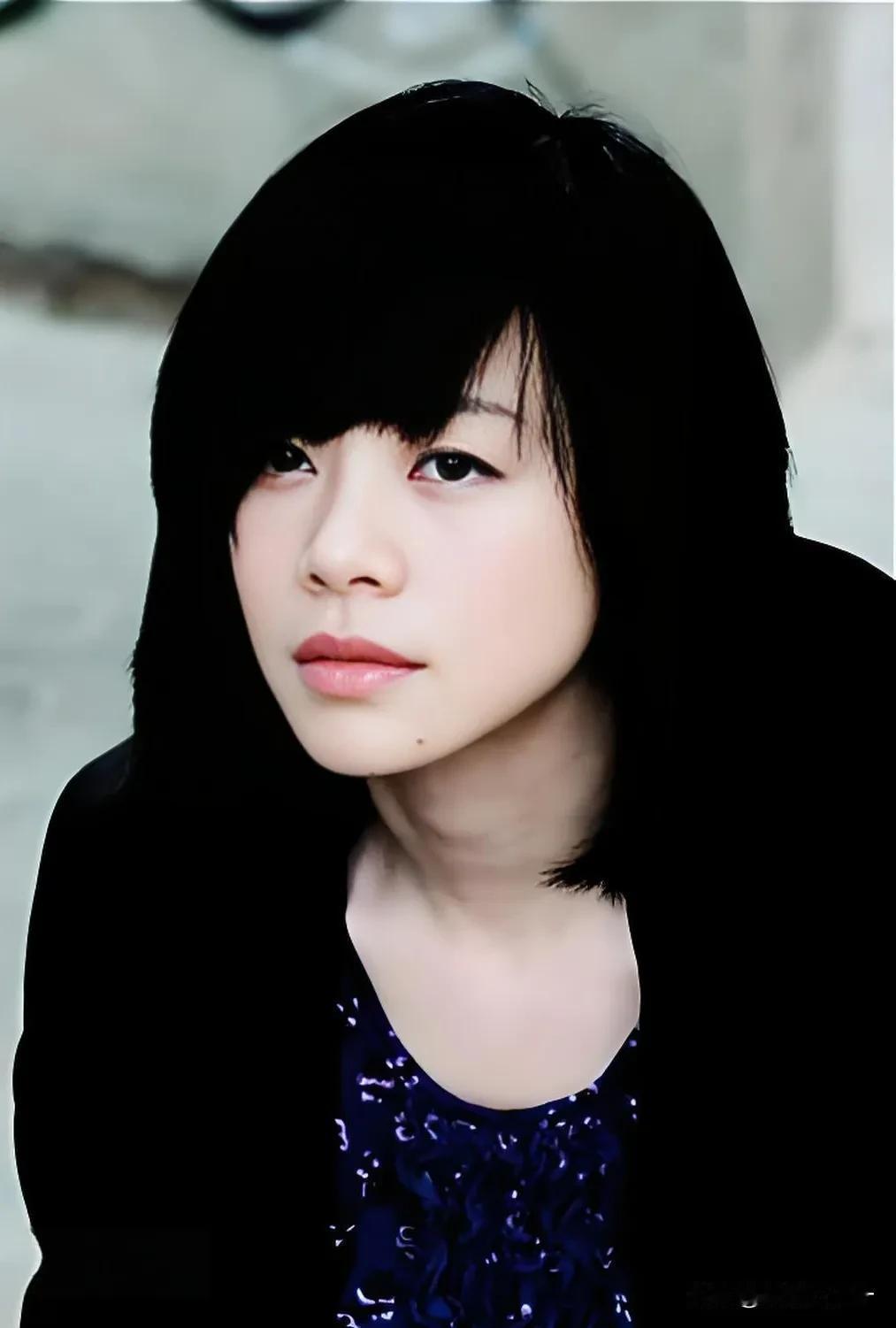 电视剧《扫毒风暴》，

居然藏着一位实力派女演员，

既不是左小青，也不是于文文
