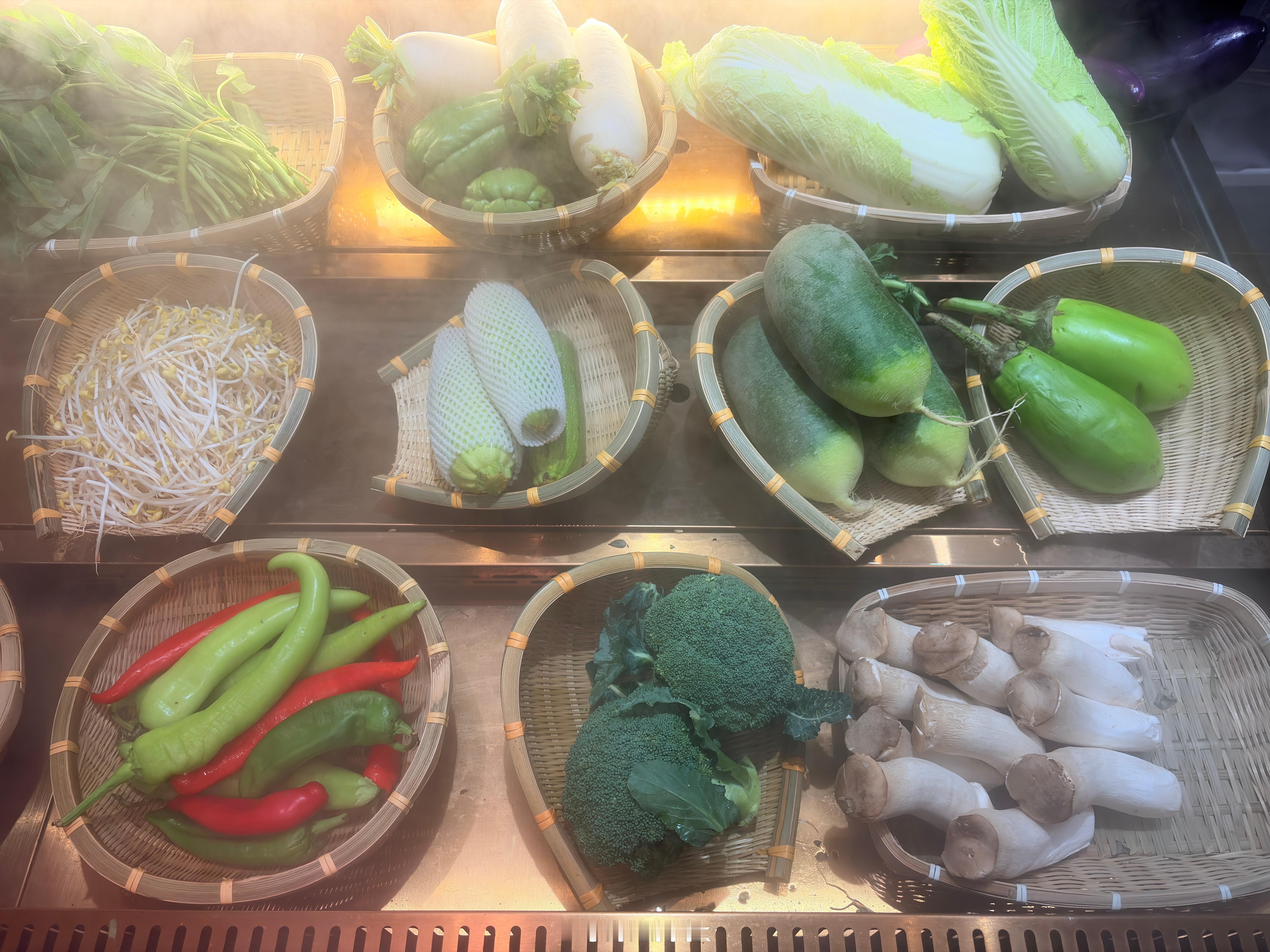 楼下这家店推出一个很奇怪的打法，所有素菜任选组合，随意搭配，出于找茬心理，我点了