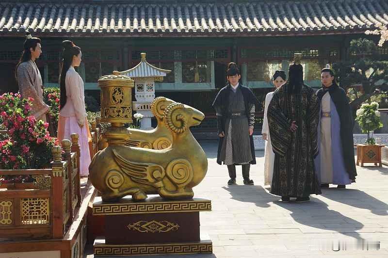 短剧《铜雀春生》跳出了爽文的陷阱
 打开短视频平台，各类短剧铺天盖地涌入视野。提