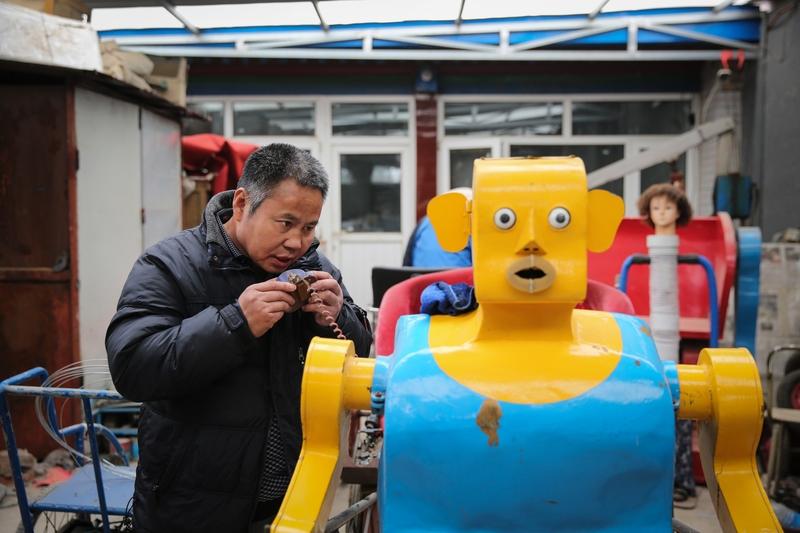 人形机器人行业正经历关键转折点，从春晚登台到马拉松赛事，热度不减，但繁荣背后暗藏