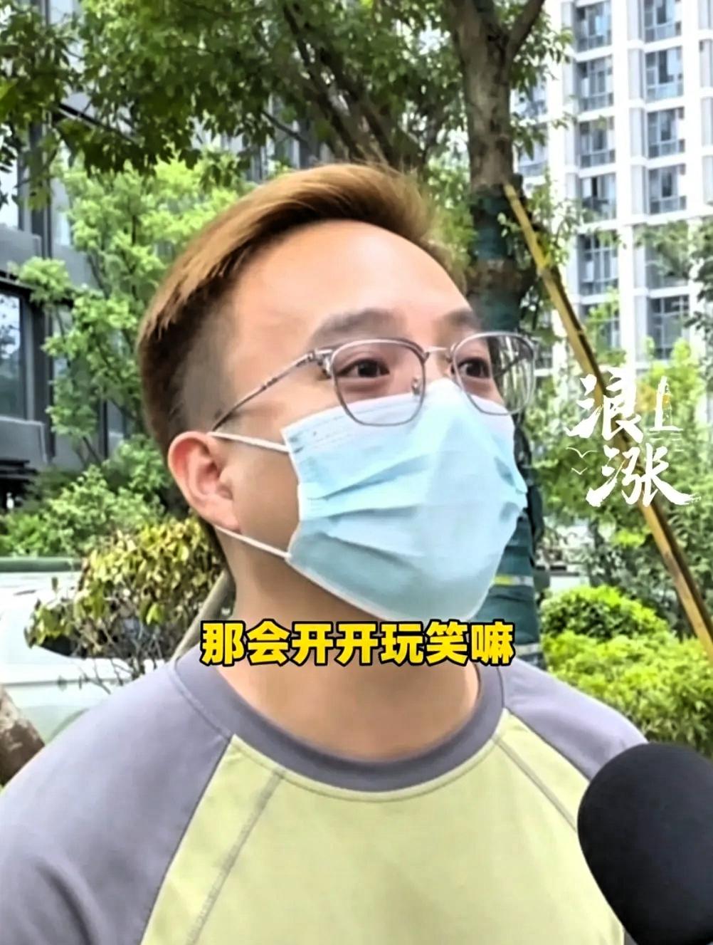 浙江杭州，一名男子在公司看到女同事穿着太性感，闻到衣服上还有臭味，就用当场她的面