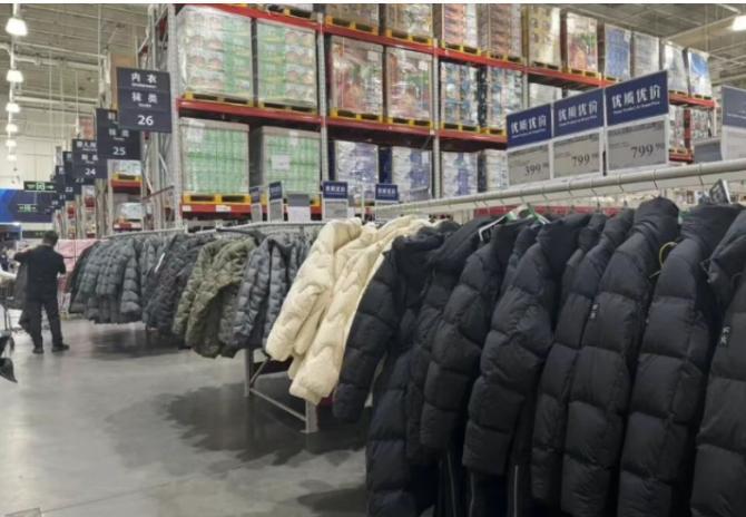 最近观察了多行业数据，才发现中国人的消费习惯，真的彻底变了。先说手机。2025年