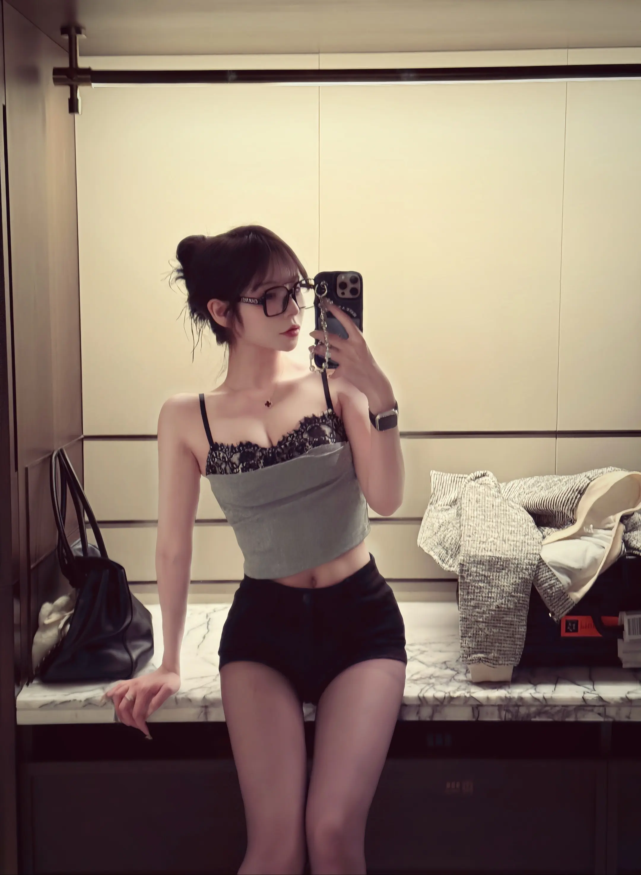 出来看月亮 把身份证带上