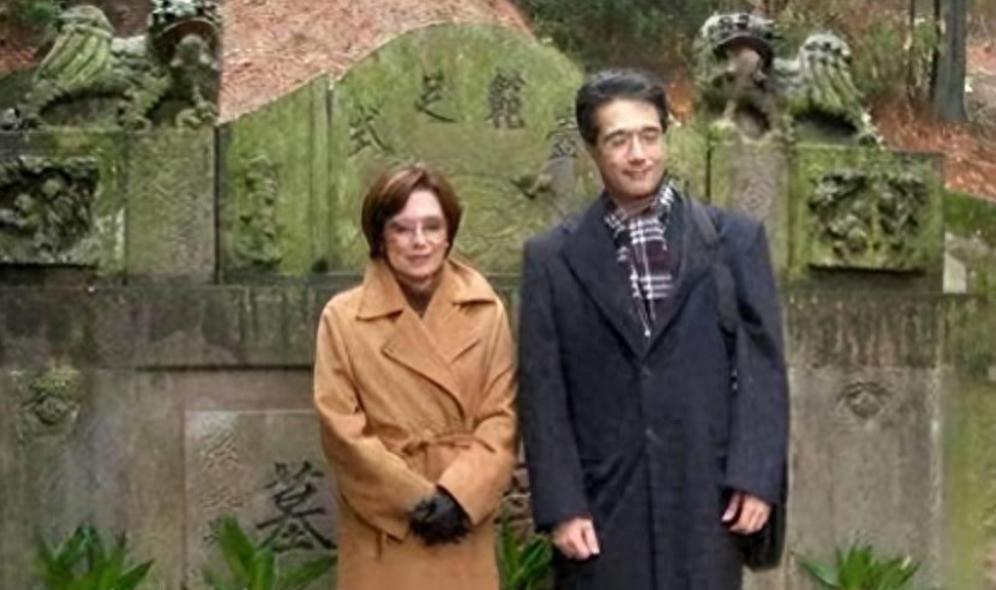 1996年蒋纬国夫人邱爱伦携蒋孝刚返回大陆祭祖，母子罕见温馨合影照片曝光
199