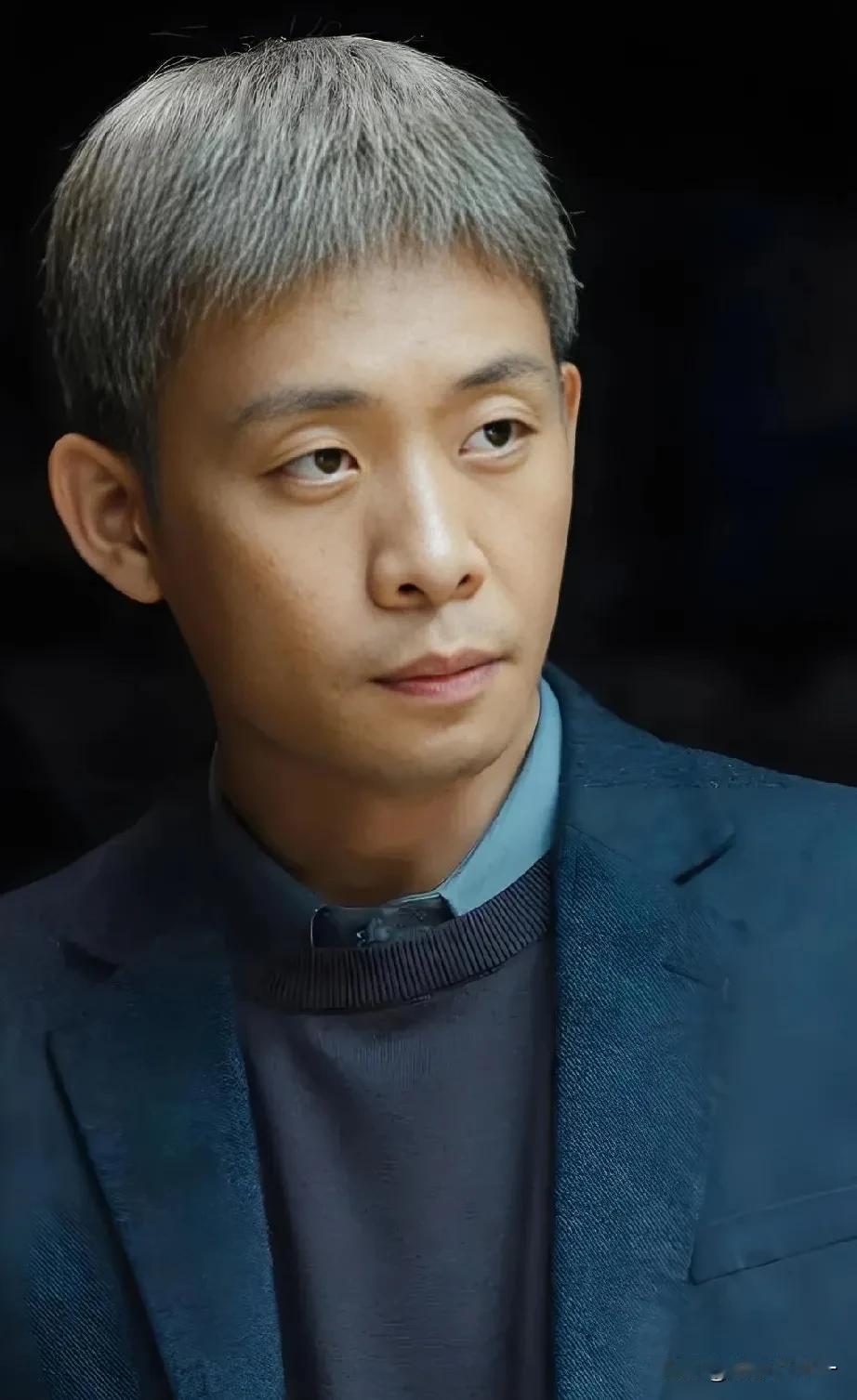 电视剧《以法之名》开播，

才知道张译为什么要回归家庭了，

不是他太累了，也不